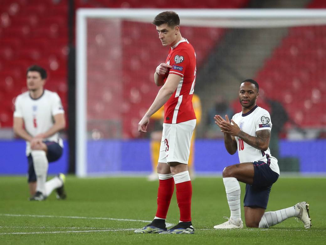  poljska-reprezentacija-ne-kleci-foto-engleska-kvalifikacije-katar-2022-rasizam 