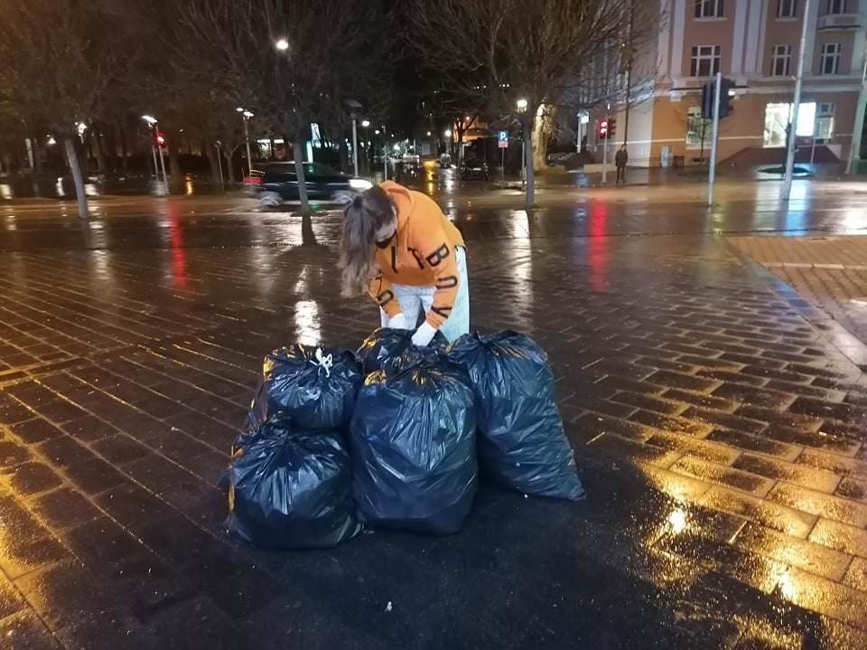 Mladi Banjaluke očistili smeće s Trga Krajine 