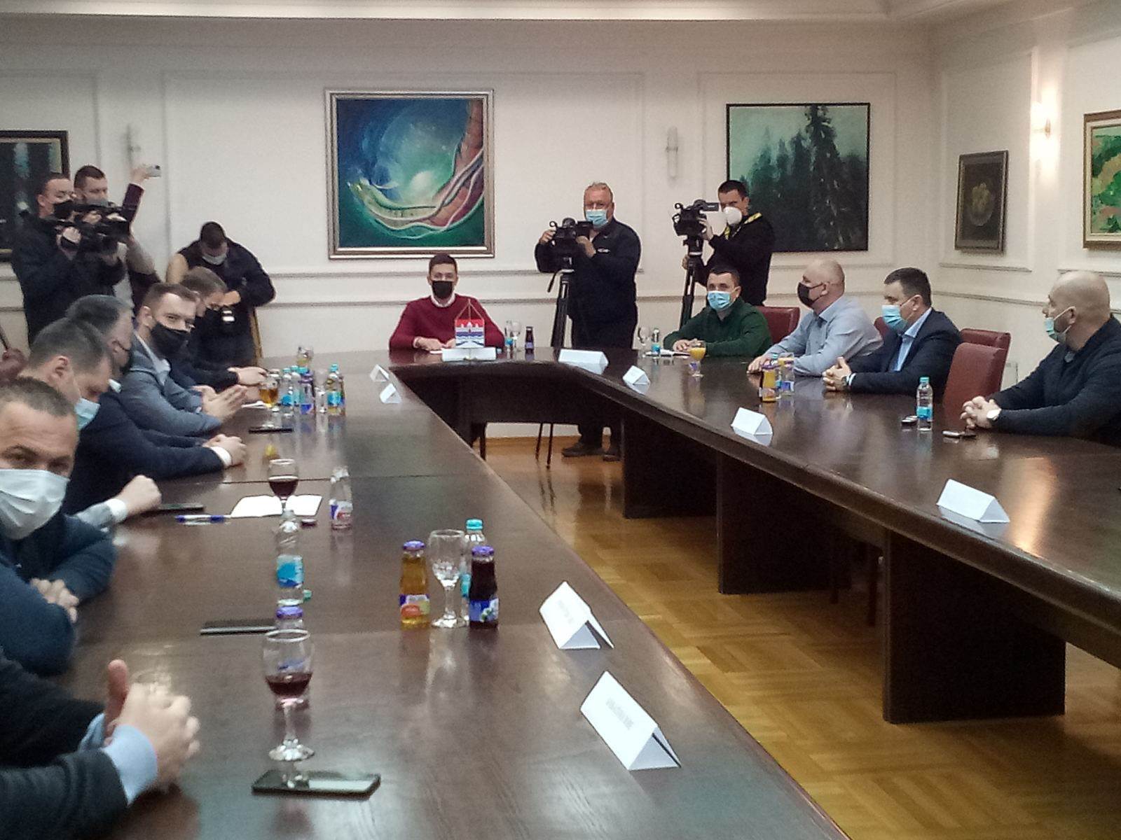  Počeo sastanak o gradskom budžetu: Ilić sa Stanivukovićem i predstavnicima stranaka 