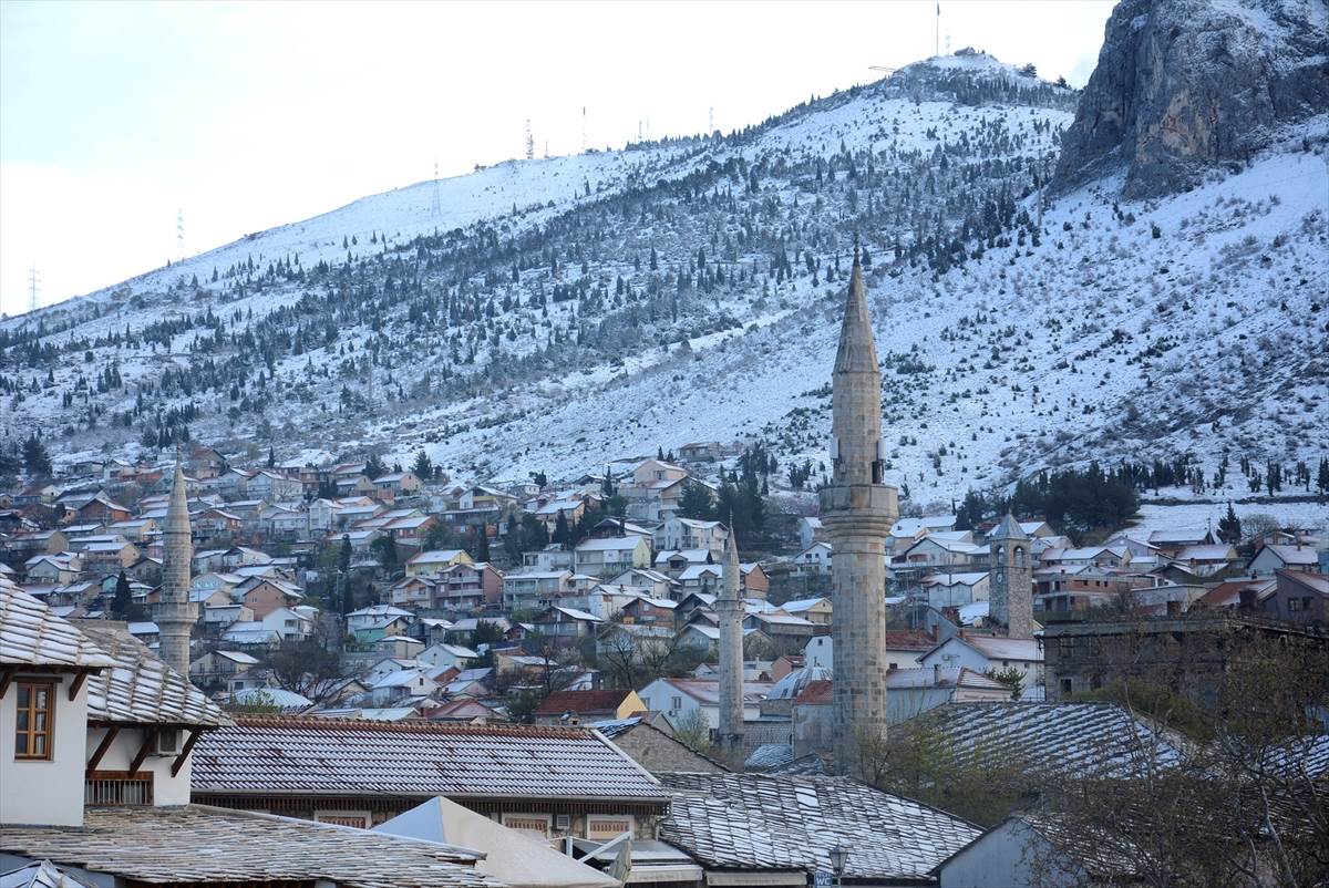  Ovo ne pamte ni najstariji: Snijeg u Mostaru, pa još u aprilu... (FOTO) 