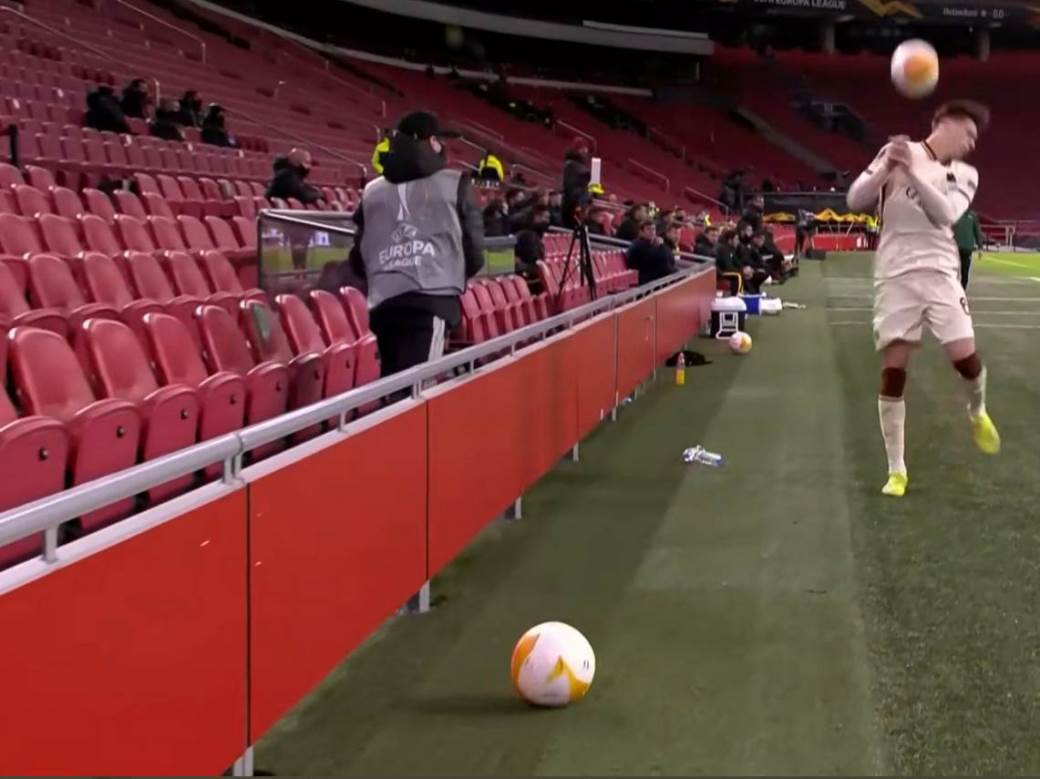  ajaks-klinac-pogodio-loptom-igraca-rome-rikardo-kalafiori. 