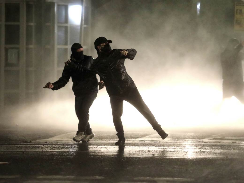  Protesti u Belfastu, policija upotrebila vodene topove 