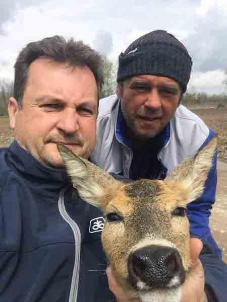  Human gest: Bijeljinski lovci spasili srnu od utapanja 