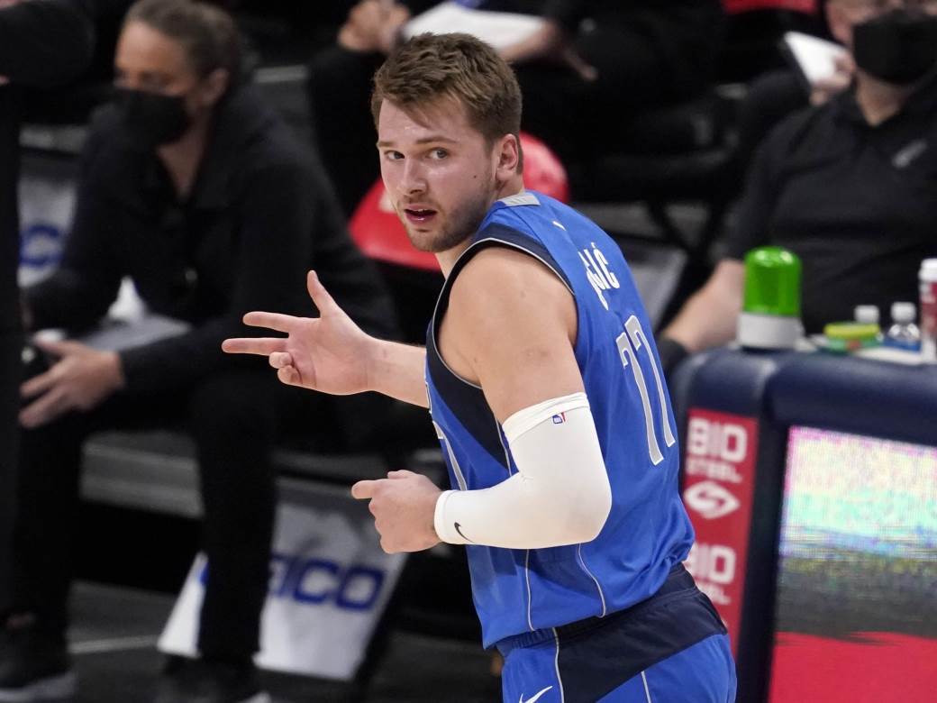  luka dončić trojka 10 11 metara 