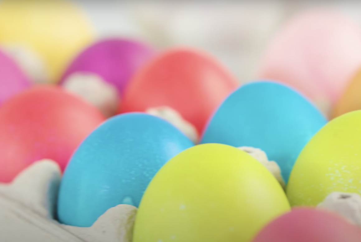  farbanje jaja običaji prirodne boje lukovina cvekla 