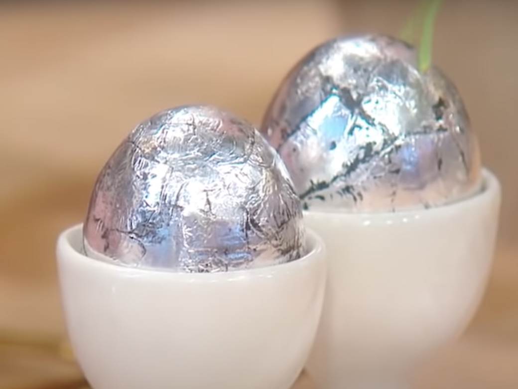             farbanje jaja za uskrs srebrna jaja metalik folija 