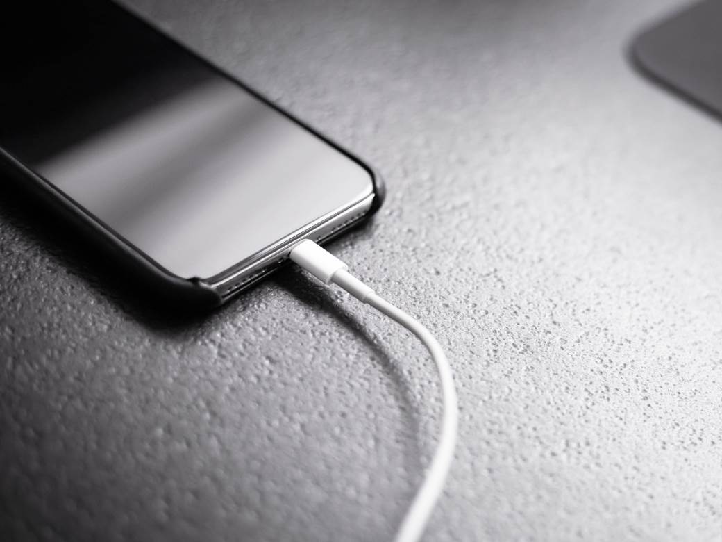  aplikacije koje štete bateriji facebook messenger snapchat flashlight kamera licni podaci korisnika 