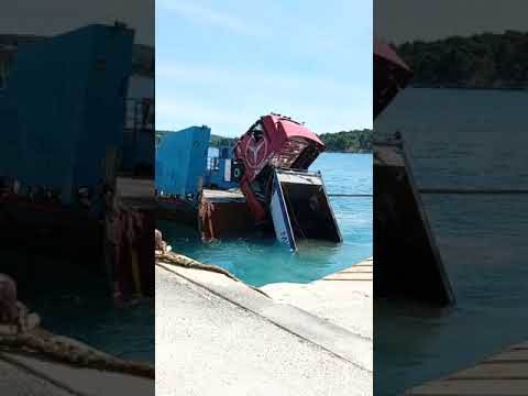  Hvar: Kamion ispao s broda u more (VIDEO) 