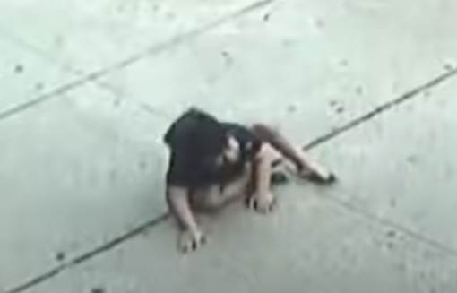  Dijete palo sa petog sprata Njujork i ostalo živo 