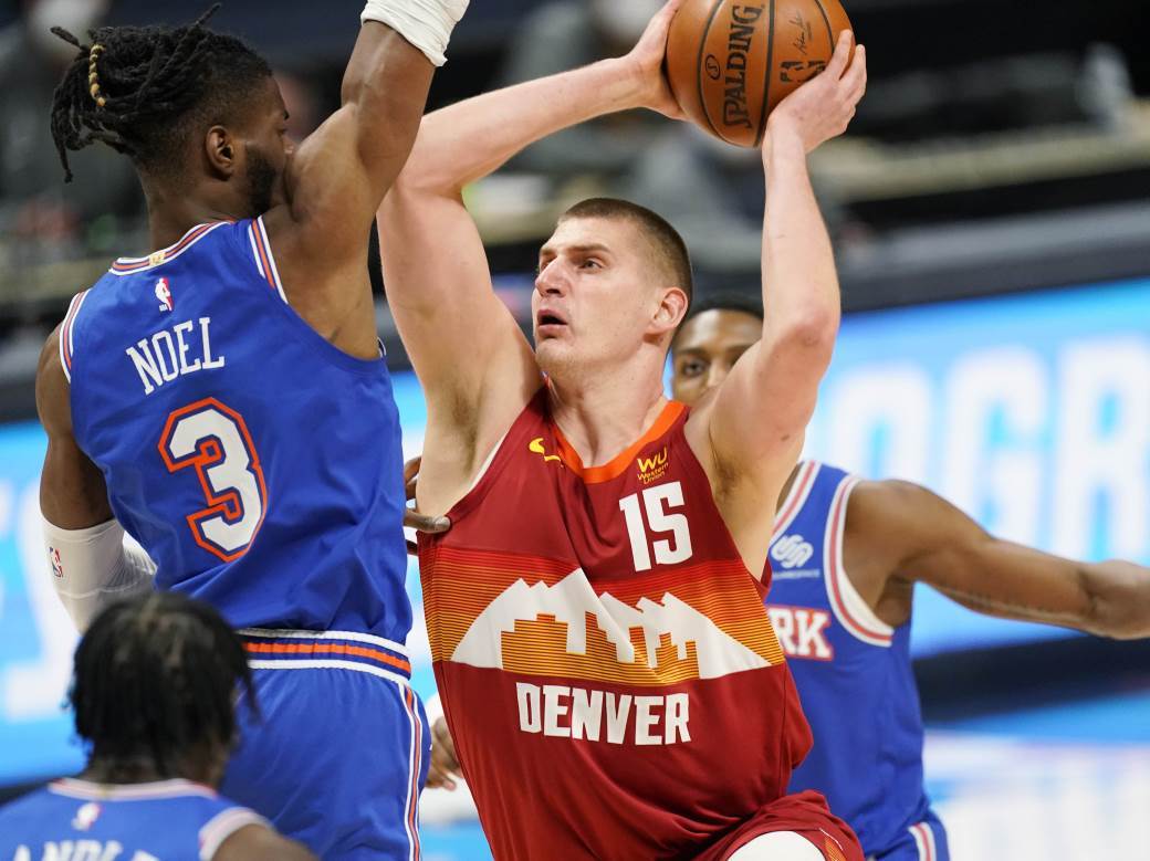nikola jokić zakucava kao lebron džejms 