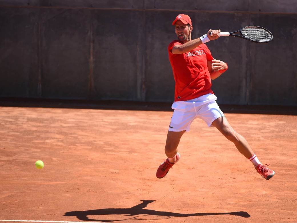  NOVAK POBEDIO NAKON ŽESTOKE SVAĐE I PLJUSKA U RIMU: Odmorio 3 sata, pa završio za 10 minuta! 