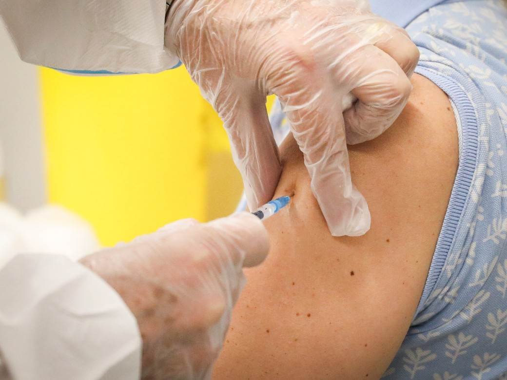  Medicinska sestra slučajno razbila bočicu vakcine, pa se "snašla" 