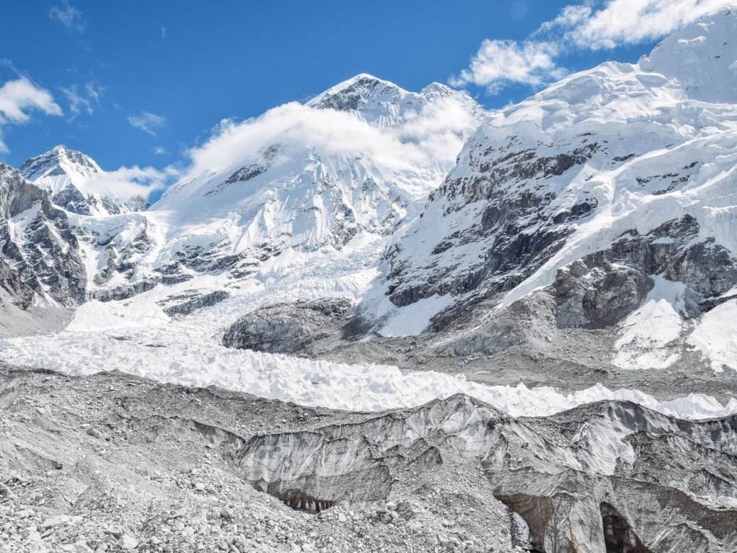  Dva planinara poginuli na Mont Everestu: Švajcarac stradao tokom silaska, Amerikanac umro od iscrpljenosti  