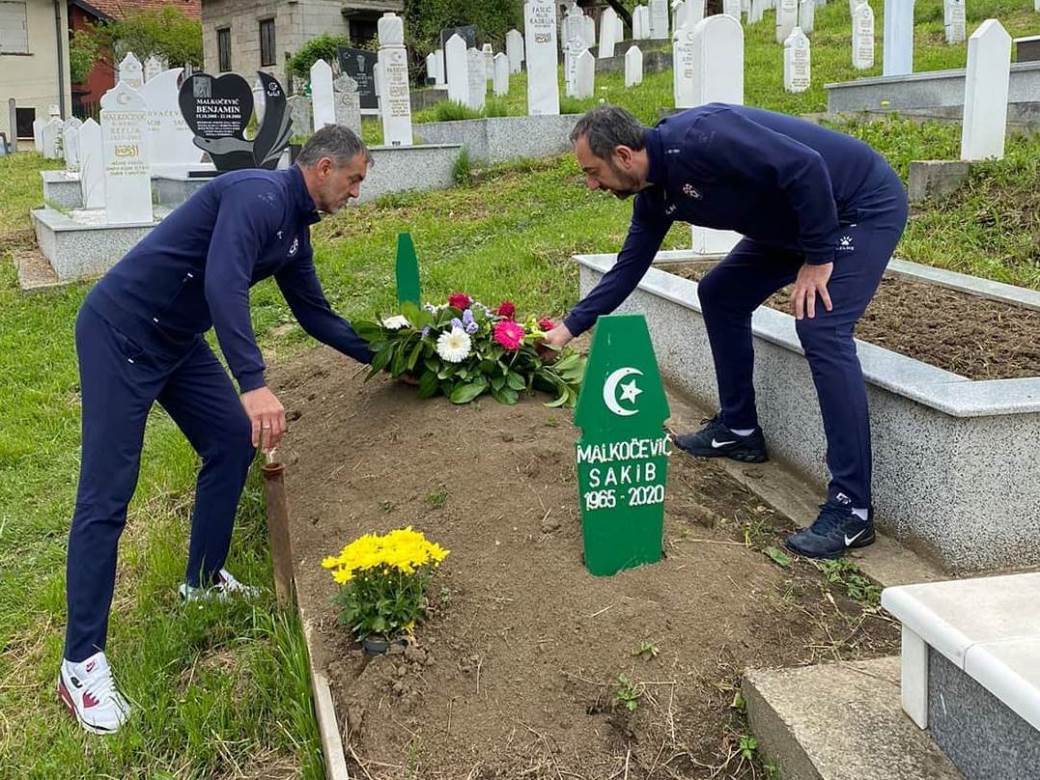  nk široki brijeg - cvijeće na grob sakib malkočević (foto) 