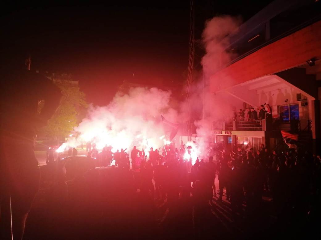  navijači borca dočekali fudbalere nakon pobjede protiv željezničara 