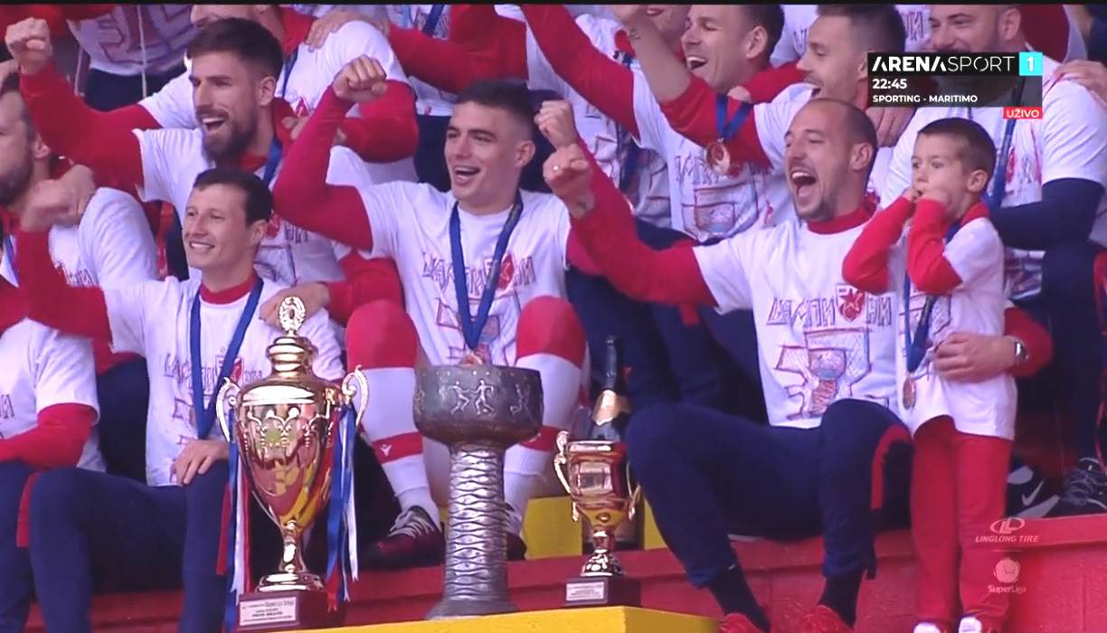  FOTO: Legende krunisale Zvezdu - Deki i ekipa podigli trofej! Titula ostaje na "Marakani" - četvrta u nizu! (FOTO) 
