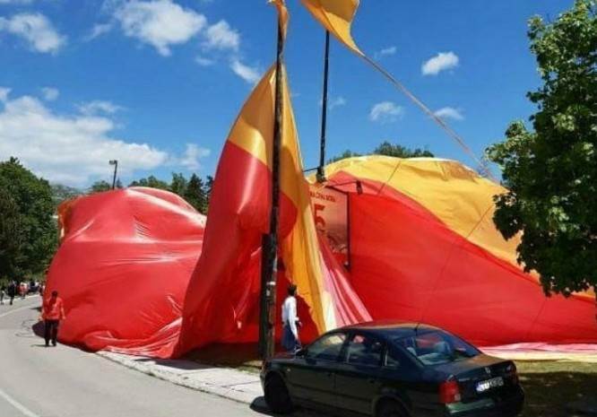  Crnogorska zastava od 16.000 evra se pocijepala tokom podizanja 