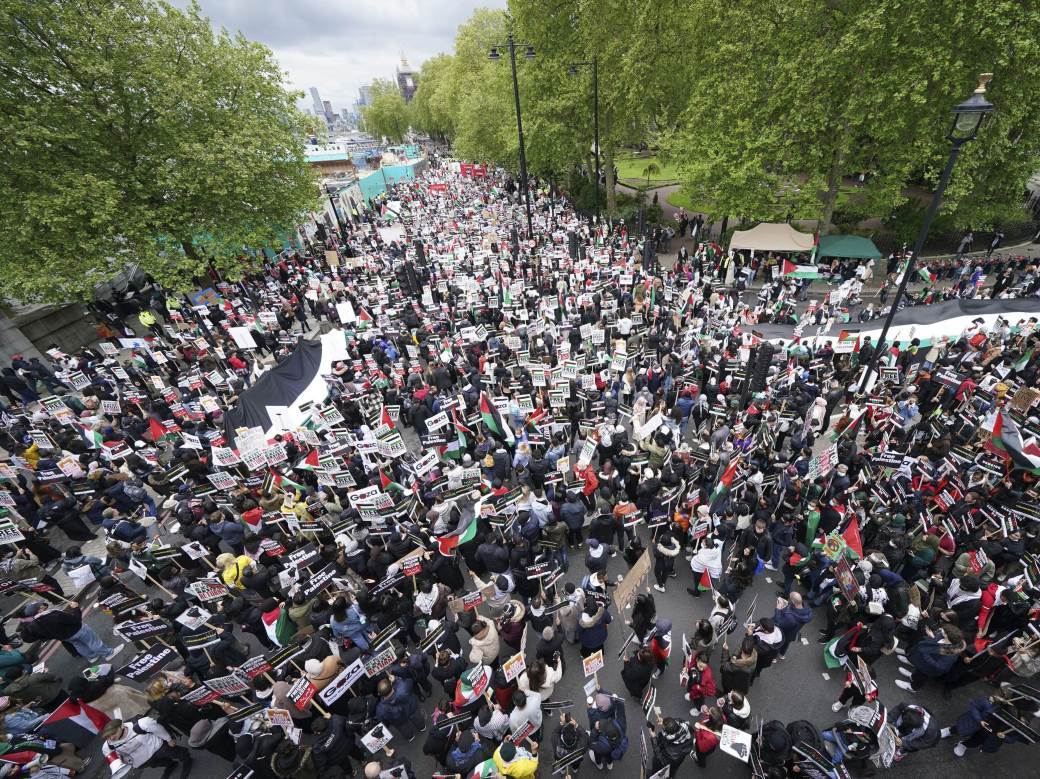  Hiljade stanovnika glavnog grada Britanije na ulicama zbog napada Izraela na Palestinu (FOTO) 