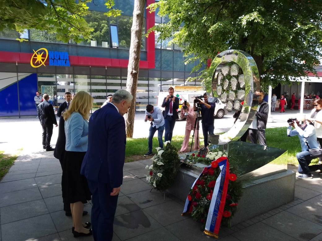  Krivokapić prošetao kroz Banjaluku: Posjetio Hram, poklonio se kod spomenika 12 beba 