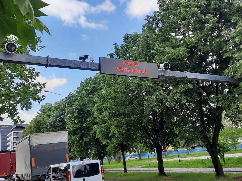  vezanje pojasa i pričanje na telefon u vožnji kamera u Banjaluci 