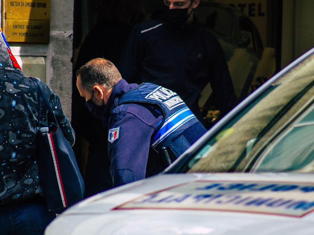  Pariz nožem napao policajce 