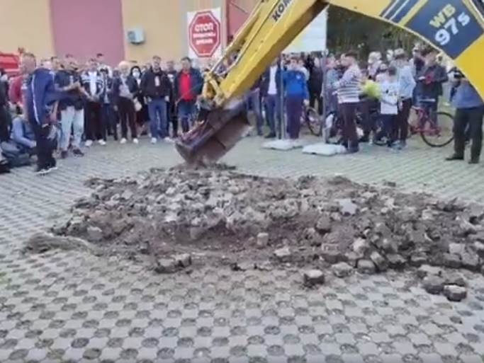  Stanivuković ispred "Kajaka": Zagrijavanje bagera i park protiv kriminala (VIDEO) 