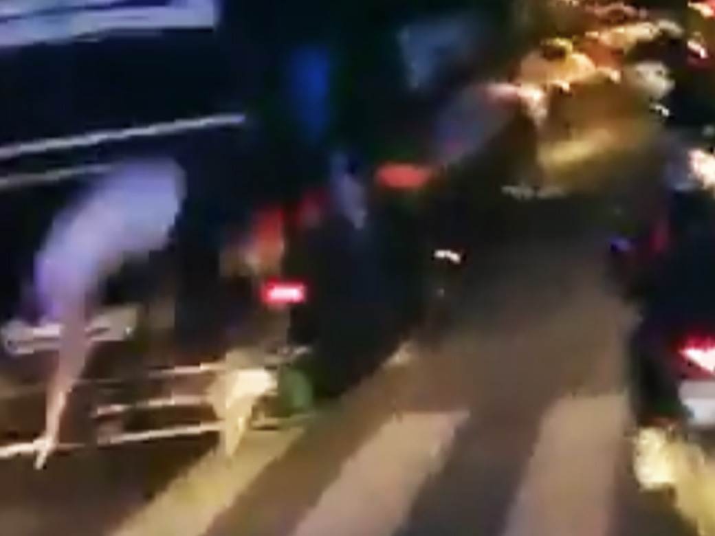  turska-fudbaler-ispao-iz-autobusa 