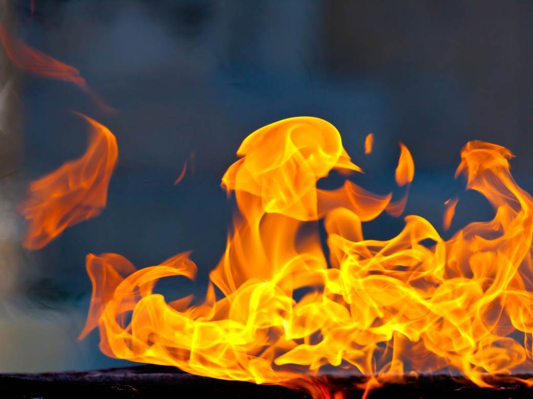  Požar na Kupresu: Vatra "guta" visoku šumu, vjetar otežava gašenje 