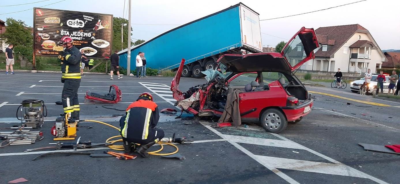  nesreća gračanica smrskan automobil 