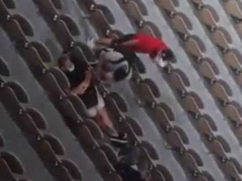  navijač se sakrio na tribine iza stolice da bi gledao novaka đokovića 