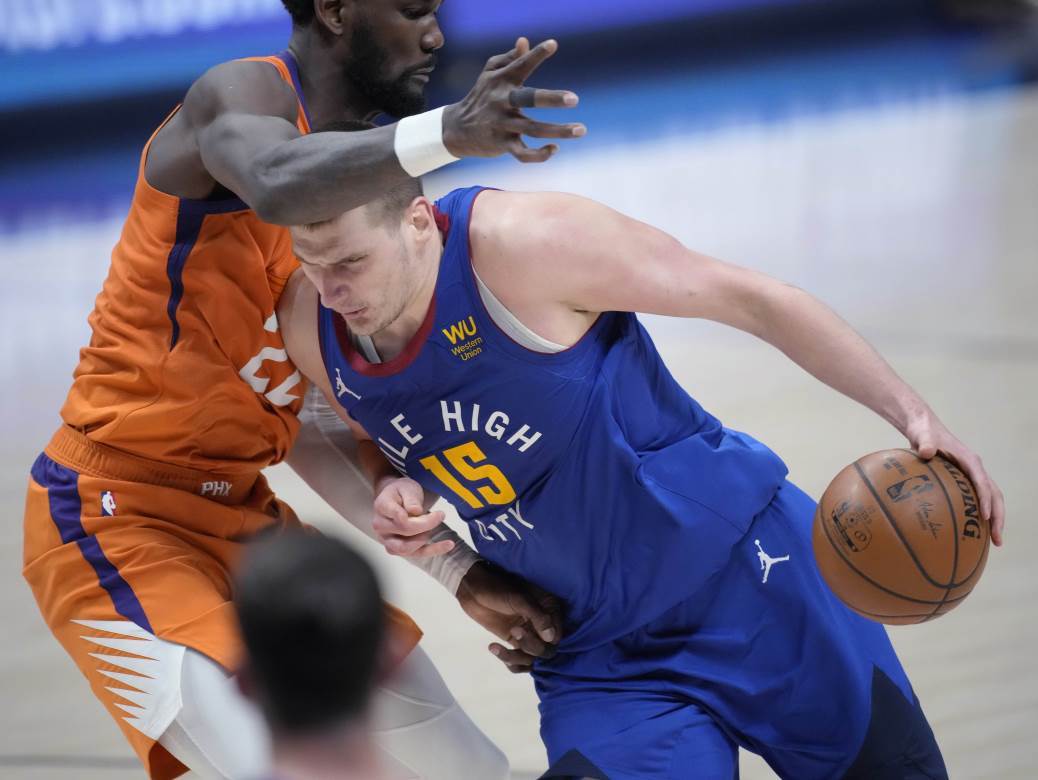  nikola-jokic-denver-nagets-finiks-sans-plejof-kris-pol-devin-buker-video 