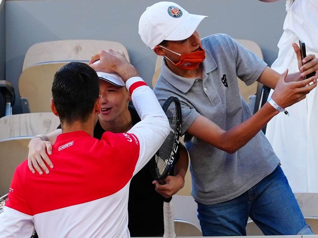  novak-dao-reket-decaku-rolan-garos-finale-video 