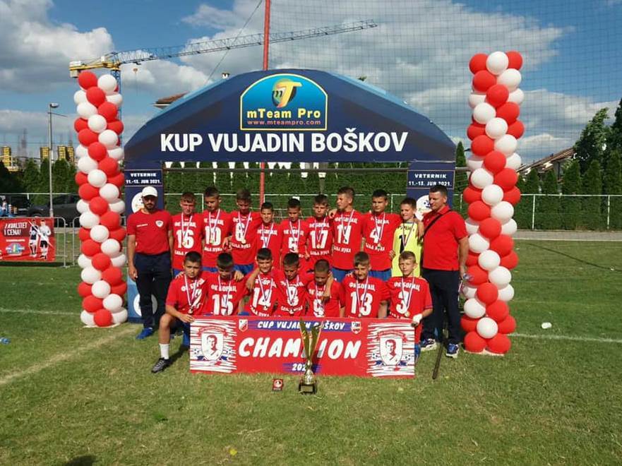  fk borac - dječaci osvojili turnir u novom sadu vujadin boškov 