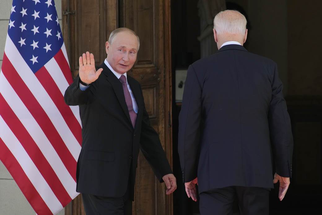  Prvi dio sastanka Bajdena i Putina obilježile "puškice" američkog predsjednika i stampedo novinara 