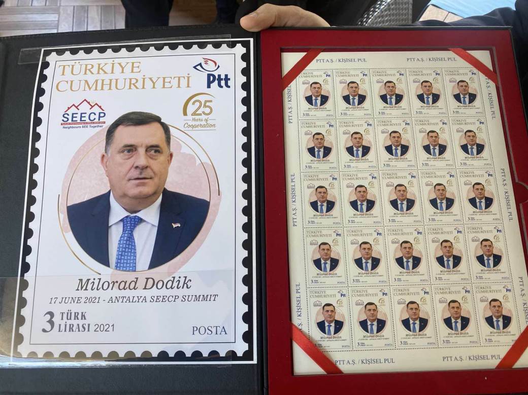  Dodiku u Antaliji uručena promotivna poštanska marka s njegovim likom 