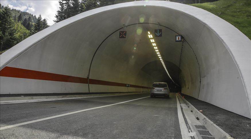  Teška nesreća u tunelu Vranduk: Sudar tri vozila, dvoje povrijeđenih 