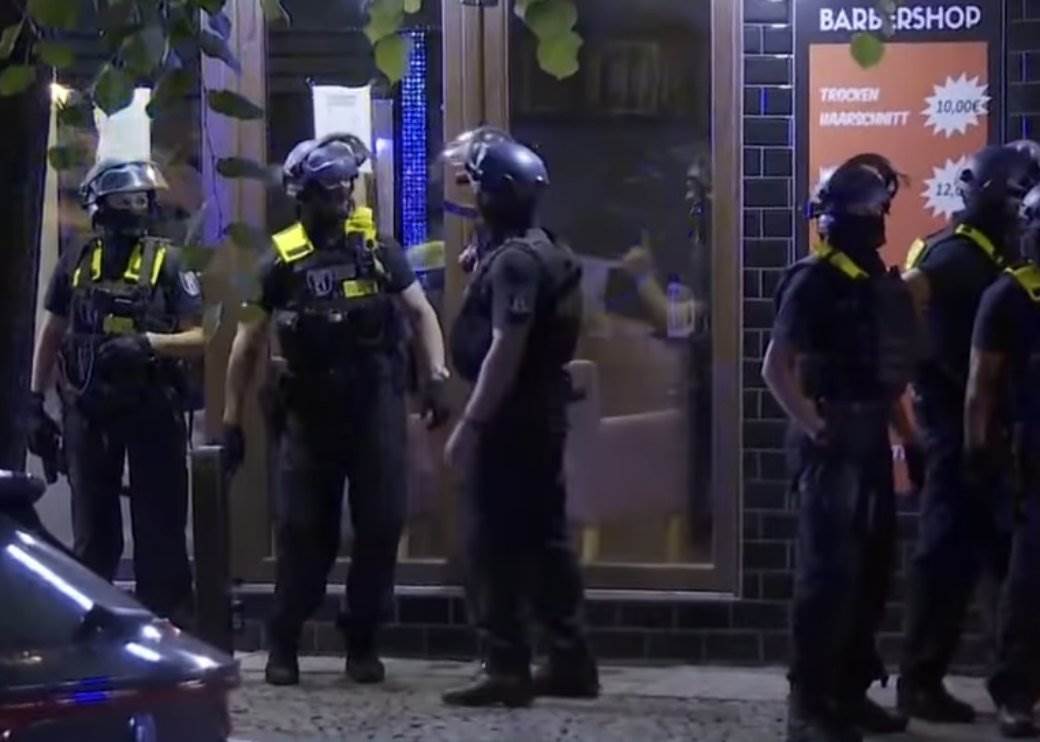  Rafalna pucnjava na Pazarce u Berlinu: Ispaljeno na desetine metaka, jedan muškarac podlegao povredama! (VIDEO) 
