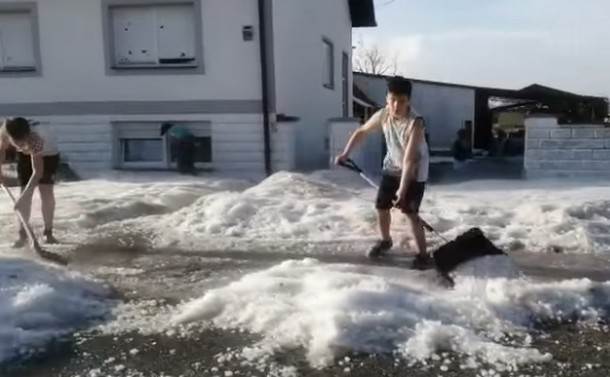  Nevjerovatne scene iz Hrvatske: Lopatama čistili led ispred kuća (VIDEO) 