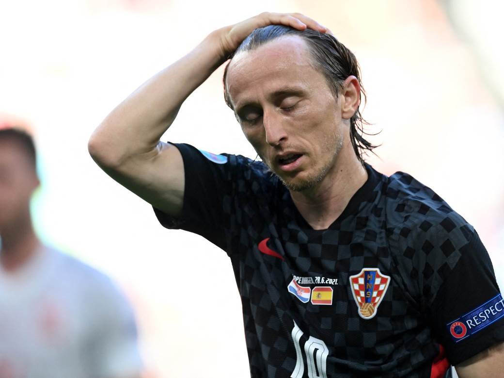  ante rebić mijenjao kopačke usred meča hrvatska - španija 