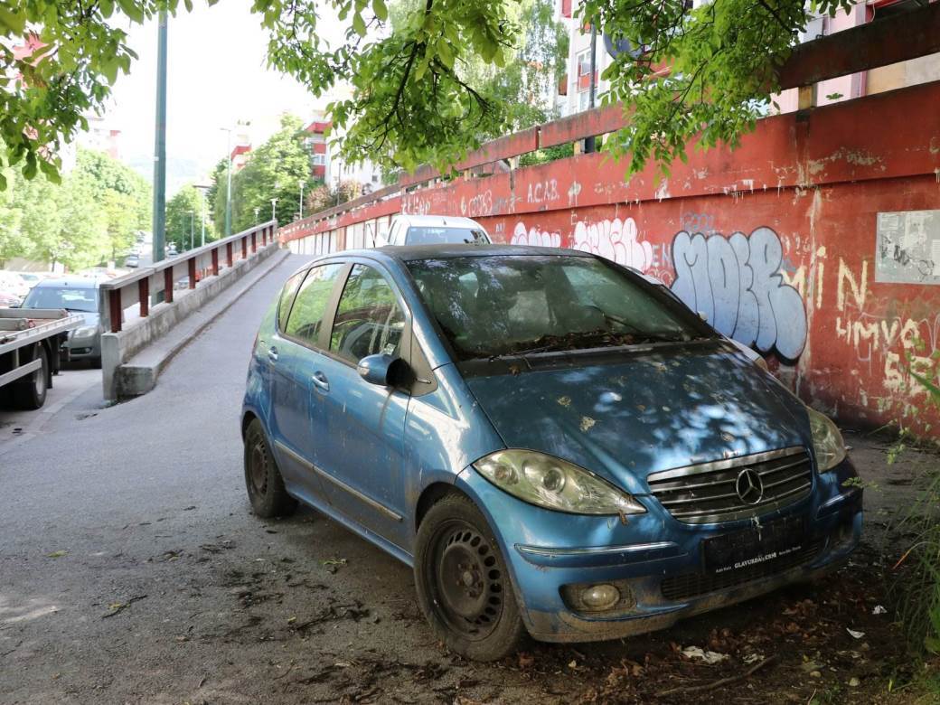  Uklanjanje napuštenih neregistrovanih vozila u Sarajevu 