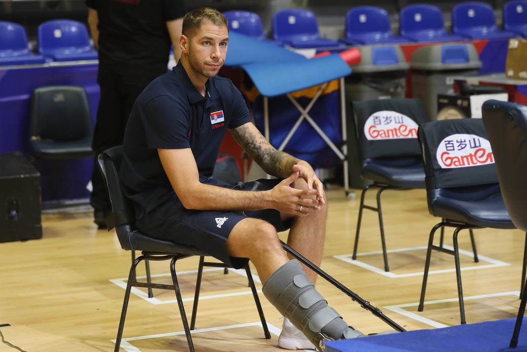  stefan-jovic-povredjen-gleda-utakmicu 