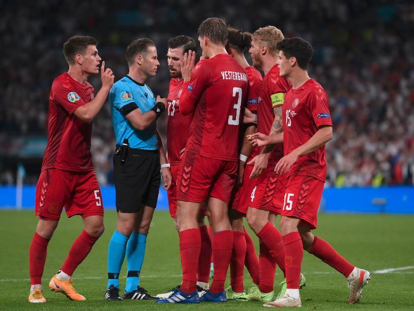  dve-lopte-na-terenu-engleska-danska 
