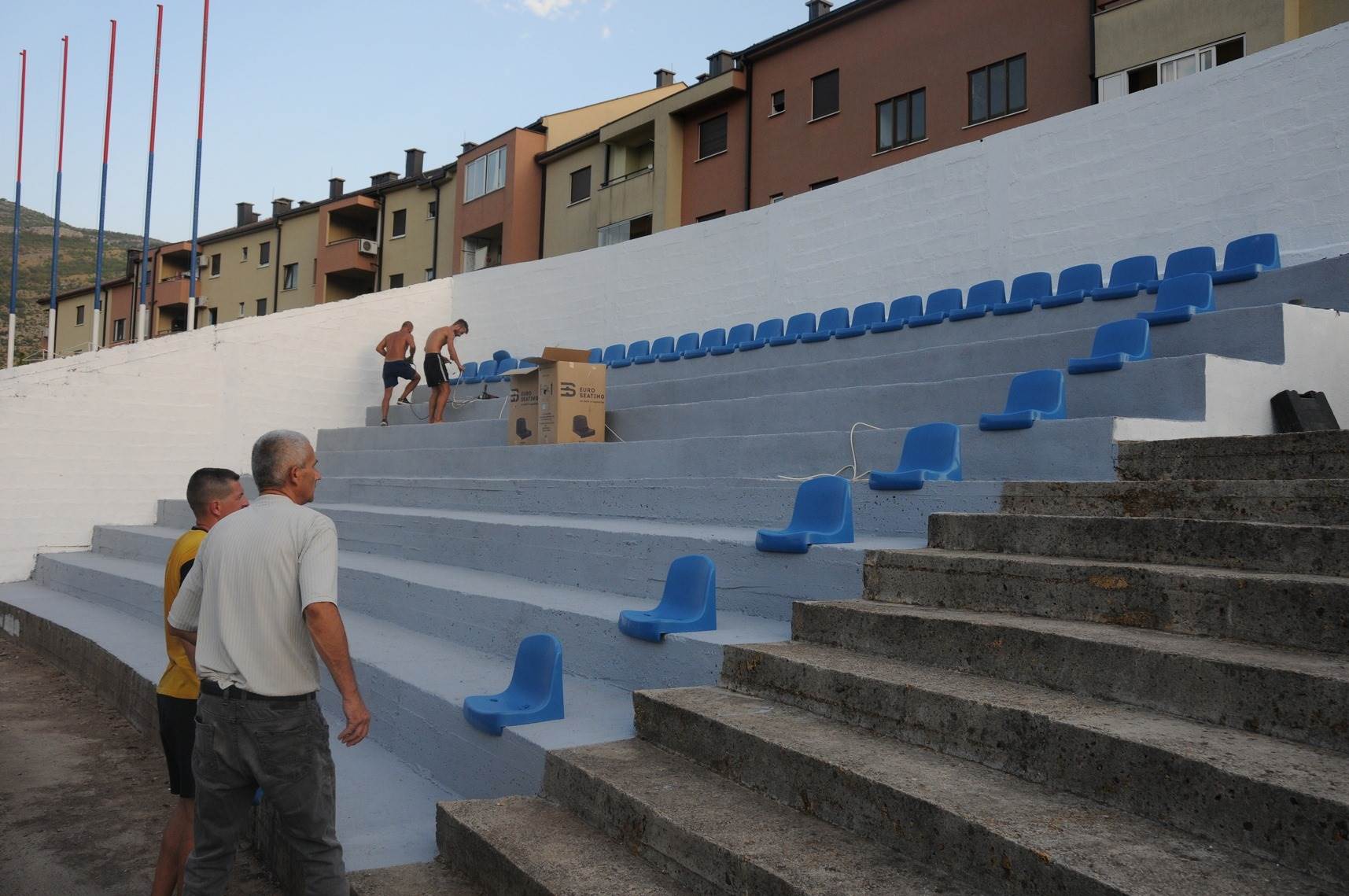  postavljanje stolica na stadionu police u trebinju fk leotar 