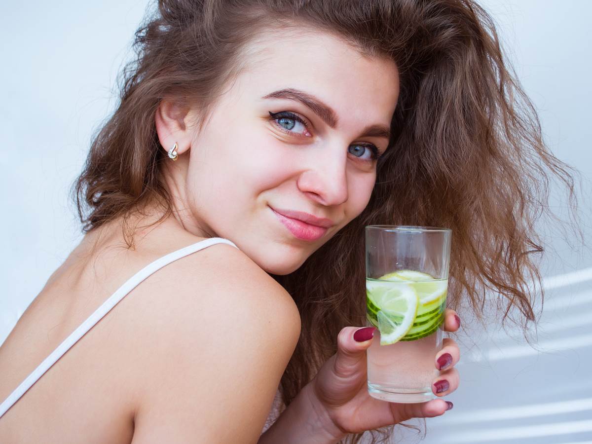  Jeftin domaći napitak je bomba za zdravlje: Skida kilograme, čisti kožu i pomaže kod problema koji ima "pola" Srbije 