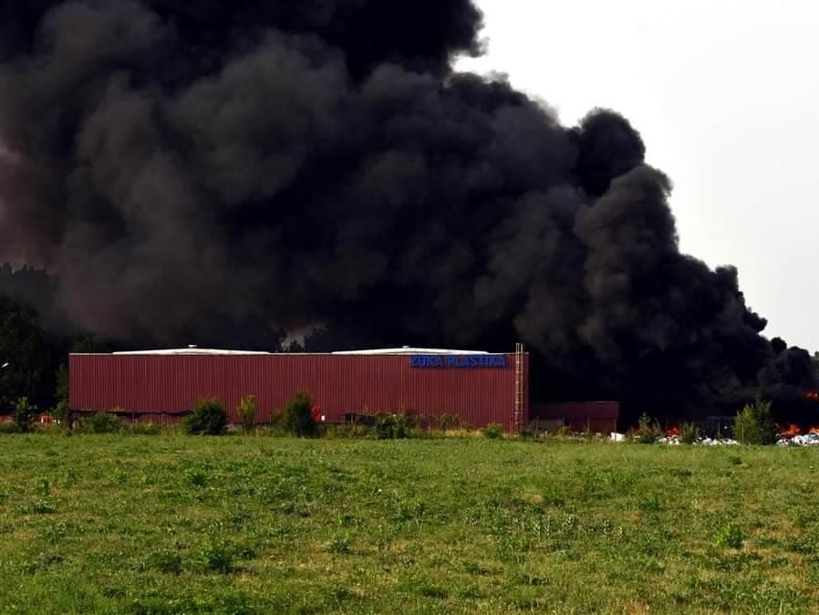  Izgorjela fabrika plastike u Brčkom, povrijeđeno 10 vatrogasaca (VIDEO) 