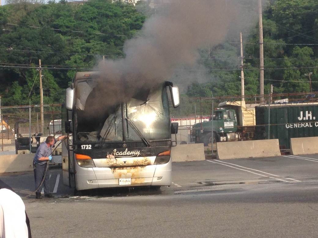  Zapalio se autobus, hrabri vozač spasio djecu 