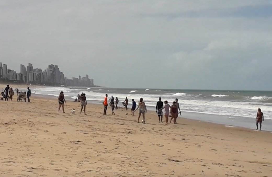  Pijan ušao u plićak da urinira, pa završio rastrgnut na plaži! (VIDEO) 