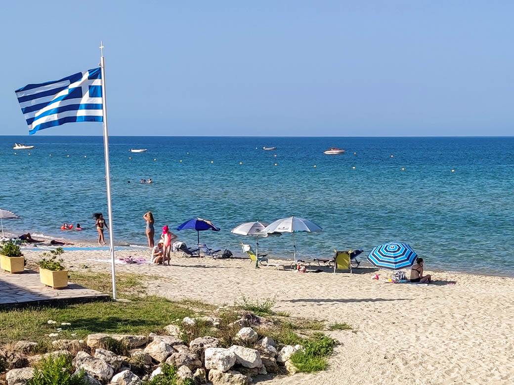 Raste broj zaraženih: Grčka uvela policijski čas na dva popularna ostrva 