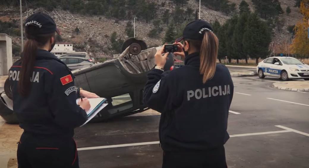  Teška nesreća kod Budve: Smrskani auto balansira nad provalijom, jedna osoba poginula 