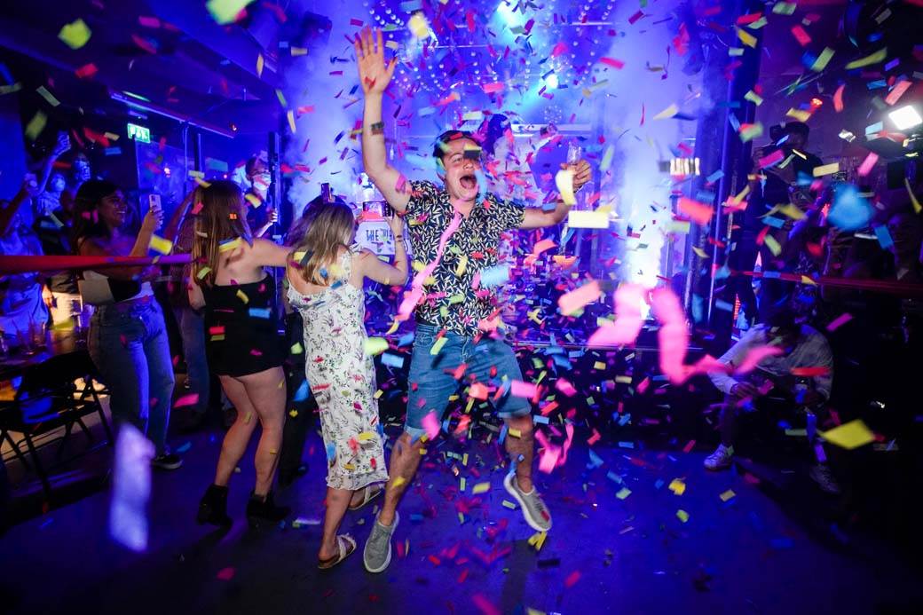  U Britaniji 50.000 novozaraženih dnevno, a otvorili sve - puni klubovi, stadioni, nema više maski... 